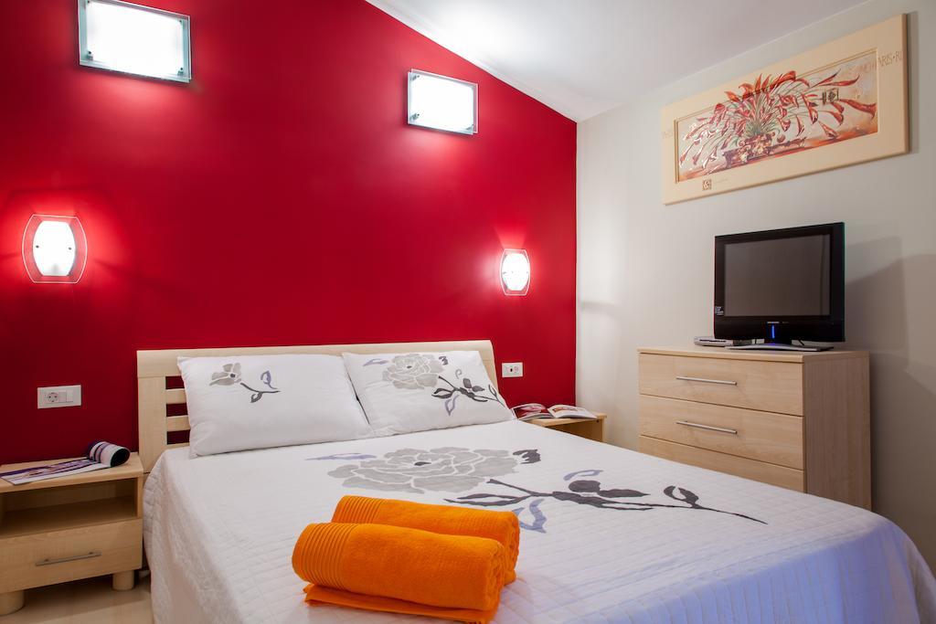 Apartments Toni 奥米什 客房 照片